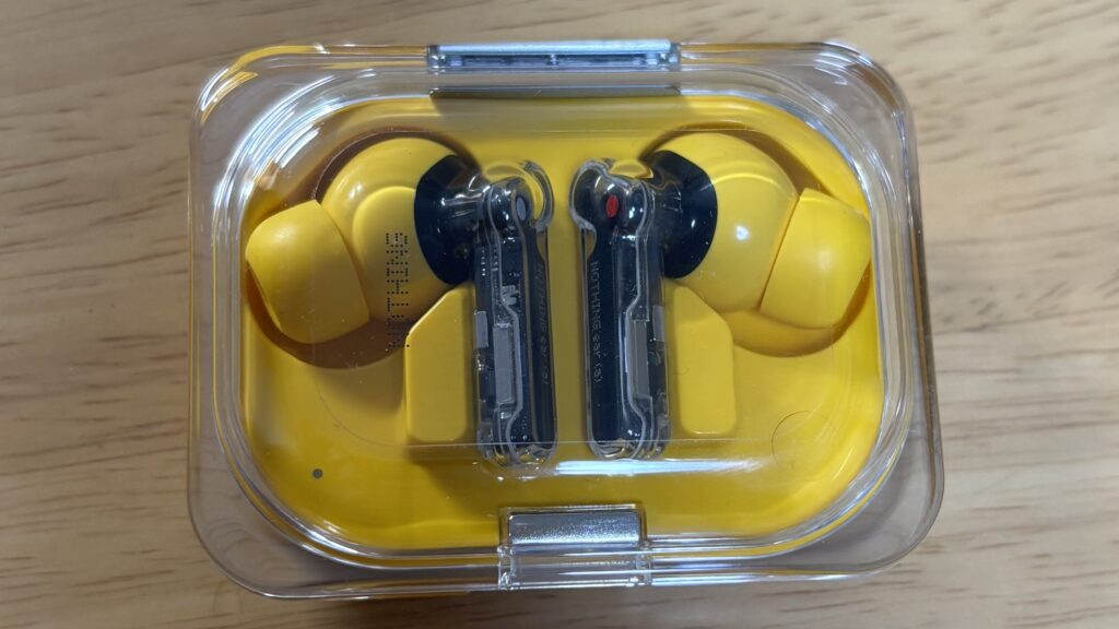 nothing ear (a)の全体の外観。透明な蓋が中身を透けさせて美しい。