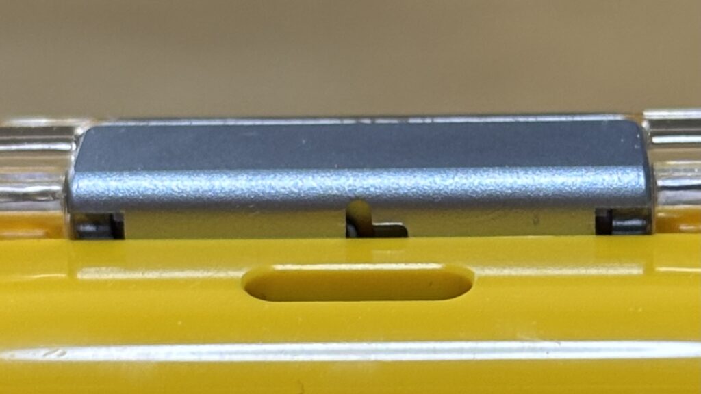 nothing ear (a)のヒンジ部分の底面に穴が開いている。