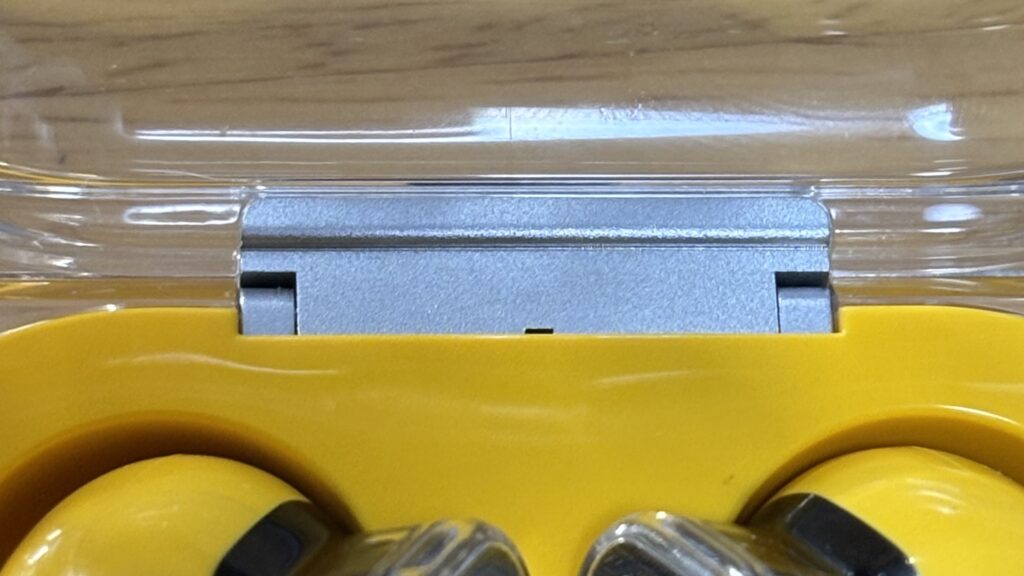 nothing ear (a)のヒンジを内側から見てみる。肉抜きはほぼなく美しい。