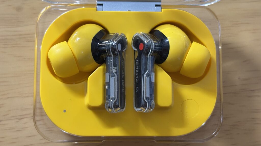 nothing ear (a)蓋を開けた状態。耳に入れる部分が外側を向いている。