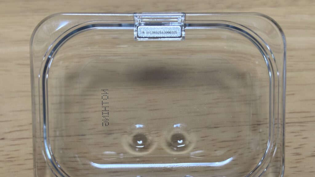 nothing ear (a)蓋の内側。衝撃を受け止めるシートやポッチなどは存在しない。
